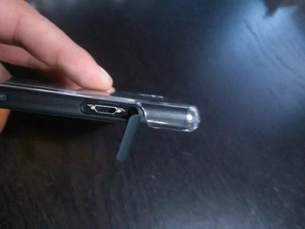 Xperia Z3:n suojattu micro USB -liitäntä
