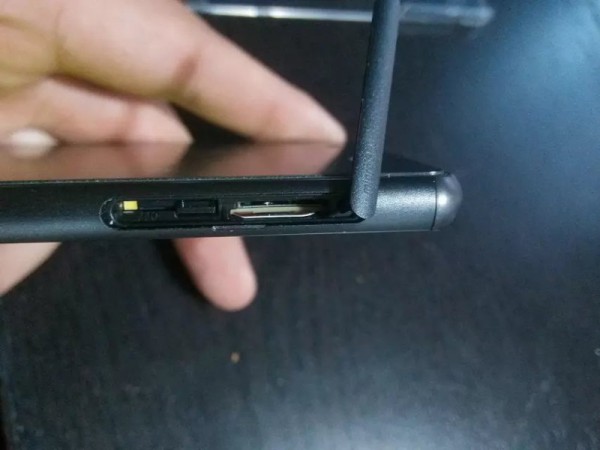 Xperia Z3:n suojatut micro SIM- ja micro SD -korttipaikat