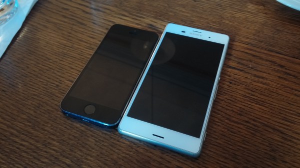 Vasemmalla iPhone 5s ja oikealla Xperia Z3