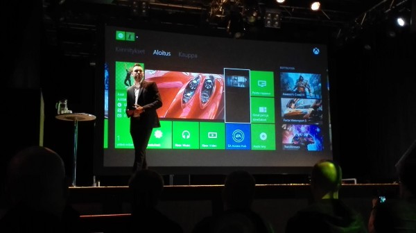 Jussi Luoto esittelemässä Xbox Onea Suomen lanseeraustilaisuudessa