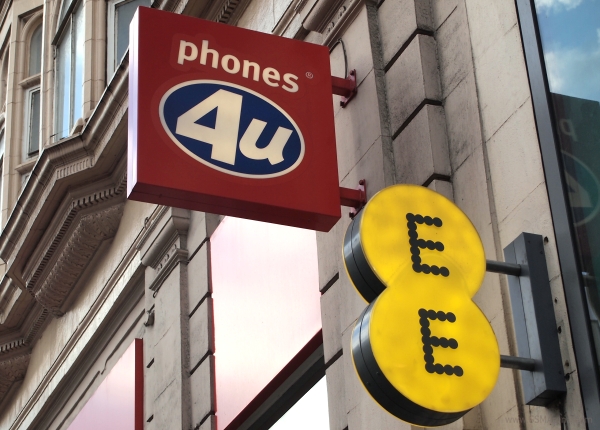 Brittiläisen operaattorin EE:n päätös olla uusimatta sopimusta Phones 4U:n kanssa sulkee yli 700 myymälää