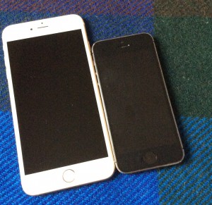 iPhone 6 Plus ja kääpiömäinen iPhone 5s