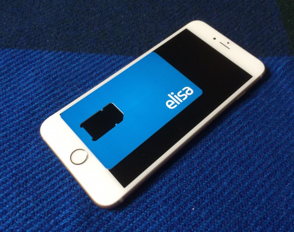 Karkeasti noin nelituumainen täysi SIM-kortti ei peitä iPhone 6 Plussan näytöstä kuin tämän verran