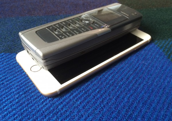 Vanha 9500 Communicator on paksu, iPhone 6 Plus ohut. Aukaistunakin Communicator on vain vähän suurempi alaltaan kuin Plus.