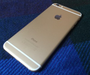 iPhone 6 Plus on tarjolla tuttuina väreinä - valko-kultaisena, tummana (Space Grey) ja valko-hopeana