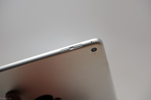 Mallikappaleen mukaan iPad Air 2:ssa äänenvoimakkuuden säätöpainikkeet ovat muuttuneet ja vaiennuskytkin on poistettu