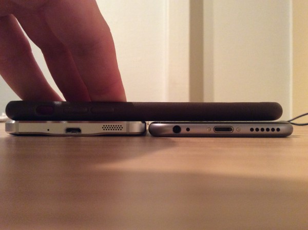 Kuvassa oikealla Galaxy Alpha, jonka paksuudeksi ilmoitetaan 6,7 millimetriä, ja vasemmalla iPhone 6, jonka paksuudeksi ilmoitetaan 6,9 millimetriä. Ero saattaa johtua pöydän epätasaisuudesta, tai sitten toinen tai molemmat valmistajat ilmoittavat vääristettyjä mittoja.
