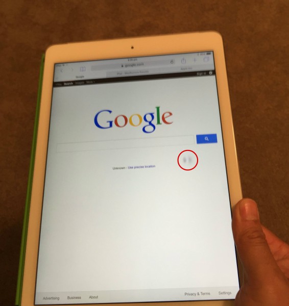 Joidenkin käyttäjien mukaan iPad Air 2:n näyttöön ilmestyy häiriöitä laitetta yhdellä kädellä pidellessä