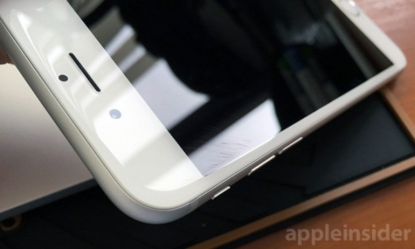 Käyttäjät ovat valittaneet uusien iPhone-mallien etupaneeleiden naarmuntuvan aiempia malleja herkemmin. Kuva: Apple Insider