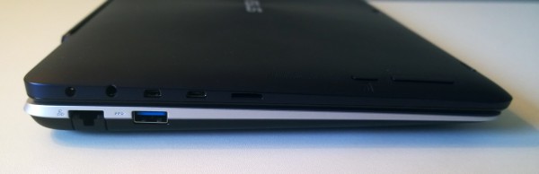Tabletin vasemmalla sivulla sijaitsevat kaikki laitteen liitännät ja painikkeet. Telakan tältä puolelta taas löytyy USB 3.0 ja verkkoliitäntä.