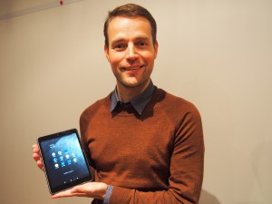 Nokian Sebastian Nyström esittelee uutta N1-tablettilaitetta