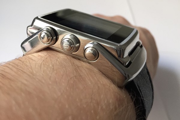 Meta Watchin molemmilta puolilta löytyy kolme painiketta. Keskimmäiseen painikkeeseen on tyylitelty Meta Watchin logo.
