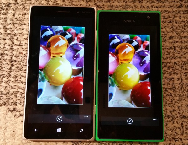 Lumia 735:n AMOLED-näyttö toistaa värit huomattavasti syvemmin kuin Lumia 830:n IPS LCD -näyttö. Lumia 830:n näyttö on kuitenkin tarkemman näköinen, koska Lumia 735:n näytössä on käytetty PenTile -matriisia.