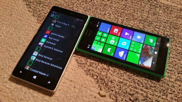 Lumia 830 (vasemmalla) ja Lumia 735 (oikealla)