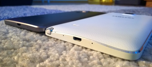 Huawei Ascend Mate7:n kokonaan alumiininen rakenne tuntuu arvokkaalta. Puhelin on viimeistelty hyvin ja ajatuksella. Samsung luottaa taasen muoviin takakannessa, mutta reunukset ovat alumiinia. Reunat ovat paikoin hieman terävät, mutta kokonaisuudessaan puhelin istuu käteen hyvin. 