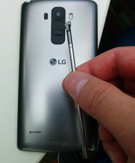Vuotokuvassa väitetty LG G4 sekä sen stylus.