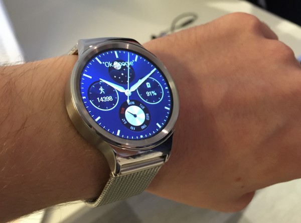 Huawei Watch hopeisena värivaihtoehtona