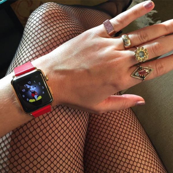 Katy Perryn käsi ja tuolloin upouusi Apple Watch Edition viime keväänä kuvattuina.