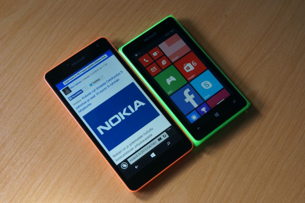 Molempien laitteiden näytöt ovat hyviä hintaluokkaansa nähden. Lumia 532:ssa on kapasitiiviset toimintonäppäimet, kun taas Lumia 535:ssä ne sijoittuvat näytön alalaitaan