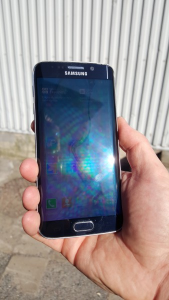 Galaxy S6 edge suorassa auringonopaisteessa, Galaxy S6:lla kuvattuna. Todellisuudessa näyttö on ehkä hieman paremmin luettavissa, kuin kuvan perusteella voisi päätellä.