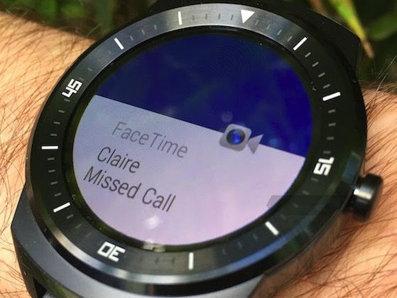 Ilmoitus saapuneesta FaceTime-puhelusta Android Wear -kellon näytöllä.