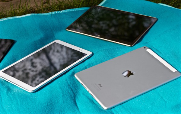 Vasemmalta myötäpäivään Huawei MediaPad T1 10, Samsung Galaxy Tab S 10.5 ja Apple iPad Air 2.