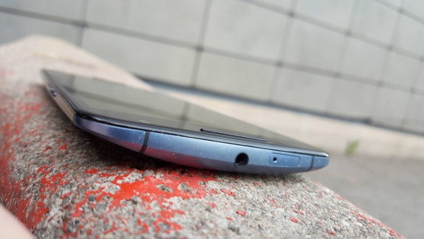 Kuulokeliitäntä ja SIM-korttipaikka Nexus 6:ssa löytyvät laitteen yläpäästä.
