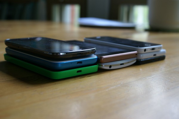 Laitteet eri hintaluokittain. Vasemmalta oikealle: noin 100€, noin 200€ ja noin 300€  Vasemmalla: Galaxy Ace 4, Alcatel Pop S3 ja Lumia 635  Keskellä: Xperia M2 Aqua ja LG G3s  Oikealla: iPhone 5c, Honor 6 ja Galaxy A5
