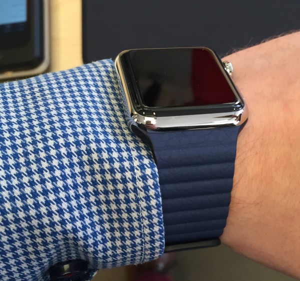 Apple Watch sinisellä nahkarannekkeella (Blue Leather Loop)