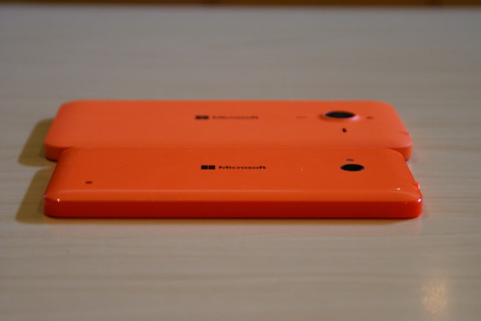 Tuntuma Lumioissa on sanalla sanoen hyvä. Lumia 640:n kiiltävä pinta tuntuu kädessä miellyttävän nahkealta, kun taas Lumia 640 XL:n mattapinta on paikoin liian liukas
