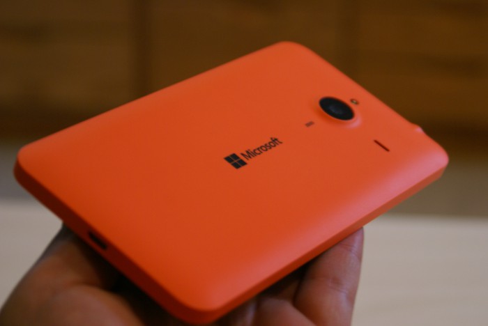 On pitkälti mielipidekysymys, pitääkö räikeistä Lumioista. Lumia 640 XL:n takakuori on kuitenkin allekirjoittaneen mielestä tyylikäs. 