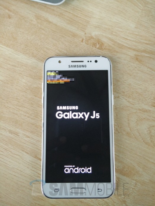 Samsung Galaxy J5 vuotokuvassa