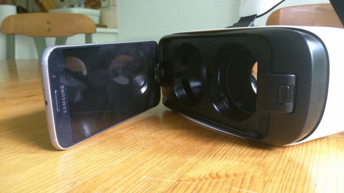 Galaxy S6 tai S6 edge kiinnittyy helposti Gear VR -laseihin. 