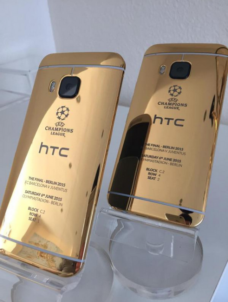 Kultainen HTC One M9 kuvattiin iPhone 6:lla.
