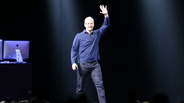 Applen toimitusjohtaja Tim Cook tervehtimässä WWDC 2015 -avajaisyleisöä