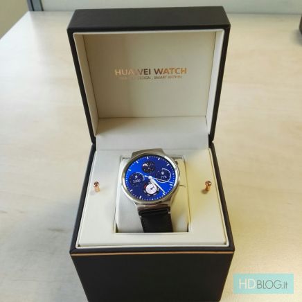 Huawei Watchin oletettu myyntipakkaus on sisältäkin tyylikäs