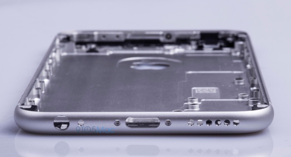 Väitetyssä vuotokuvassa iPhone 6S:n takakuori.