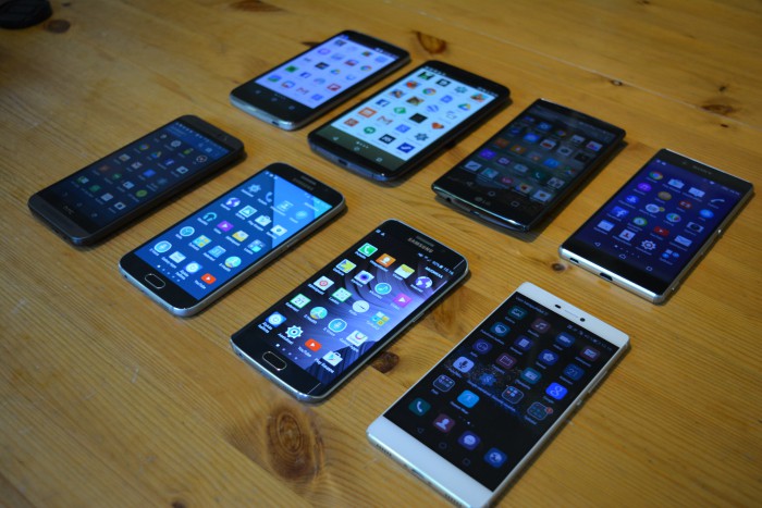 Näyttöjen erot kalliimmissa älypuhelimissa ovat pienempiä. Joukosta edukseen astuivat kuitenkin Samsungin laitteet ja heikoin lenkki oli Idol 3