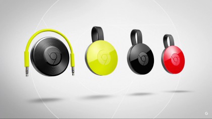 Chromecast 2 on tarjolla keltaisena, punaisena ja mustana. TV-tikkujen rinnalla äänikeskeinen Chromecast Audio.