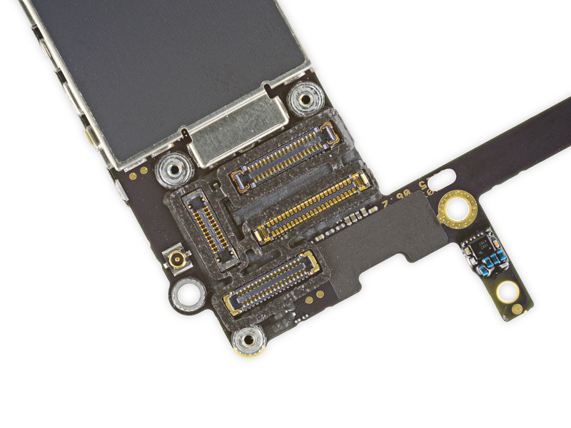 Myös johtosarjojen liittimet iPhone 6s:n emolevyssä on suojattu kosteudelta silikonisuojilla.