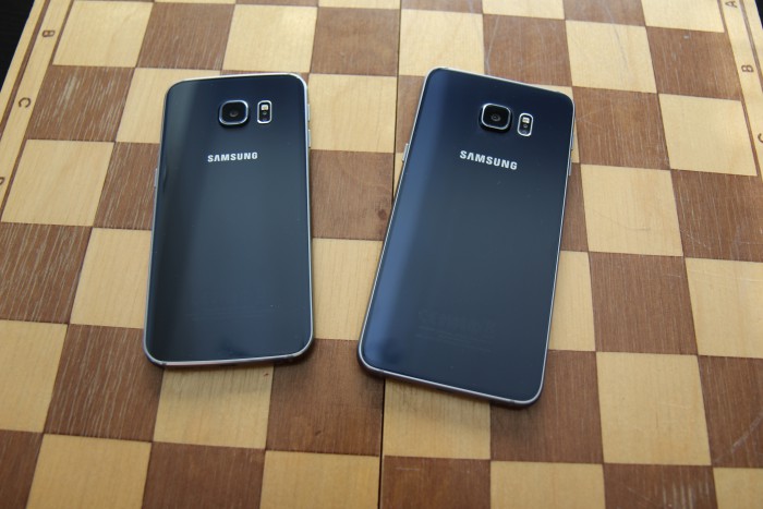 Vasemmanpuoleinen Galaxy S6 edge käyttää rungossaan 6000-sarjan alumiinia, kun taas oikealla oleva edge+ käyttää 7000-sarjan alumiinia.