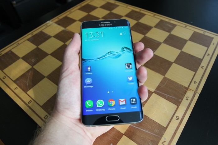 Samsung Galaxy S6 edge+ on näytön kokoon nähden siro laite.
