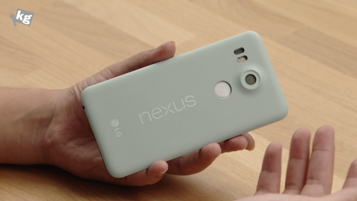 Nexus 5X:n prototyyppi. Kuvakaappaus UNDERkg:n YouTube-videolta.