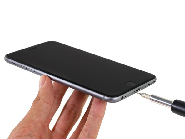 iPhone 6s Plussan purkaminen vaatii erityisen Pentalobe-ruuvimeisselin käyttöä.