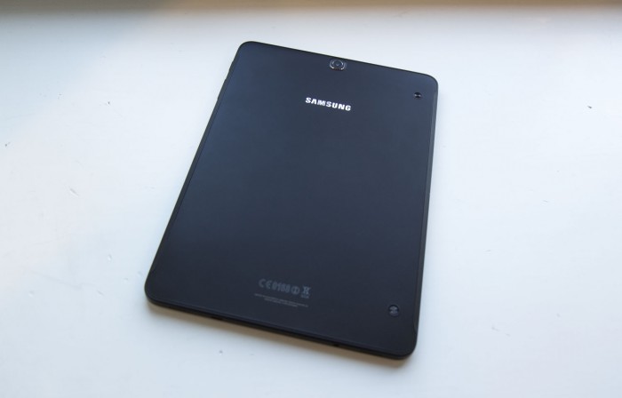 Galaxy Tab S2:n takaosa on päällystetty hyvän tarttumapinnan tarjoavalla muovilla. Oikeassa reunassa näkyvät Samsungin oman suojakotelon kiinnitykseen tarkoitetut pyörylät.