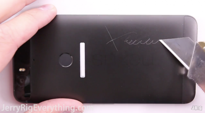 Nexus 6P ja mattoveitsi. Kuvakaappaus YouTubesta.