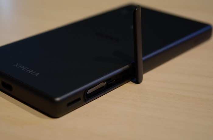 Xperia Z5 Compactin design on varsin yhtenäinen, sillä siinä on ainoastaan yksi luukku SIM- ja microSD-korttia varten