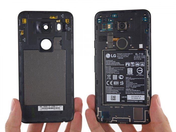 Nexus 5X takakuori poistettuna