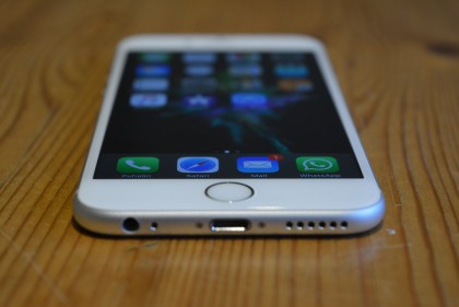 iPhone 6s pistää hyvin kampoihin kärkikaksikolle