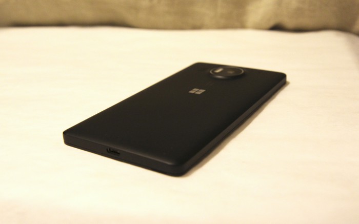 Lumia 950 XL:n muotoilu on koruton. Alaostasta löytyy USB Type-C -liitäntä lataukseen ja tiedonsiirtoon.